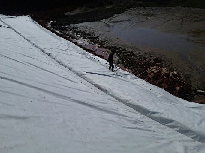 复合蜜桃永久免费膜斜墙防渗需人工拖拉平顺