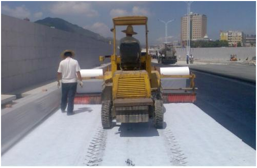 公路施工中铺设聚酯长丝蜜桃永久免费布的方法