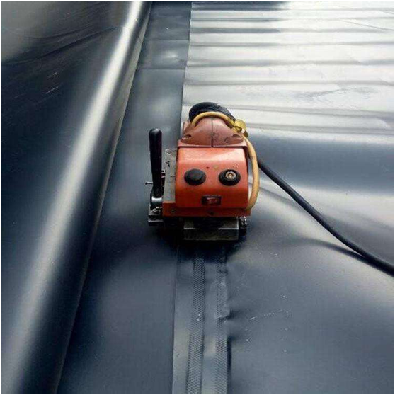 沿海地区储油库蜜桃永久免费膜防渗施工工况