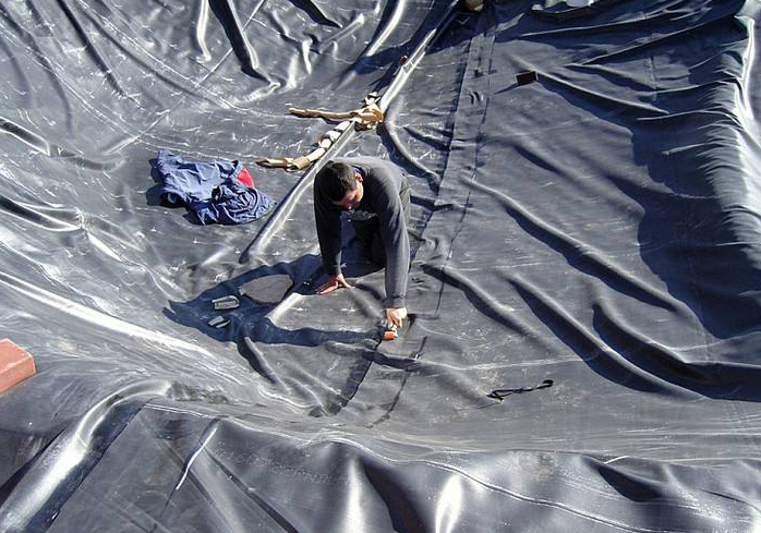 综合生化池内衬HDPE蜜桃永久免费膜的土池结构