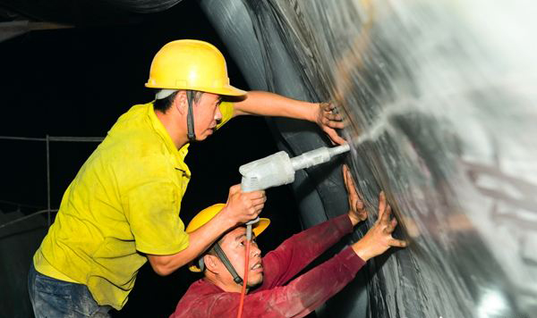 隧道防排系统如何施工不至防水板爆裂？