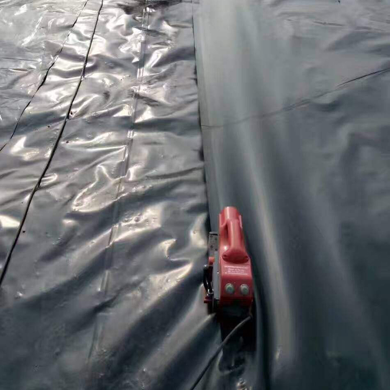 蜜桃永久免费膜焊接看楔焊机和双轨热熔焊机如何各显神通