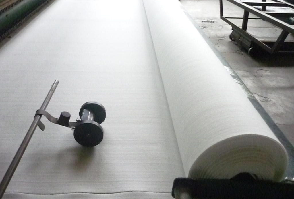 排水垫层顶部铺设蜜桃永久免费布有什么用途？