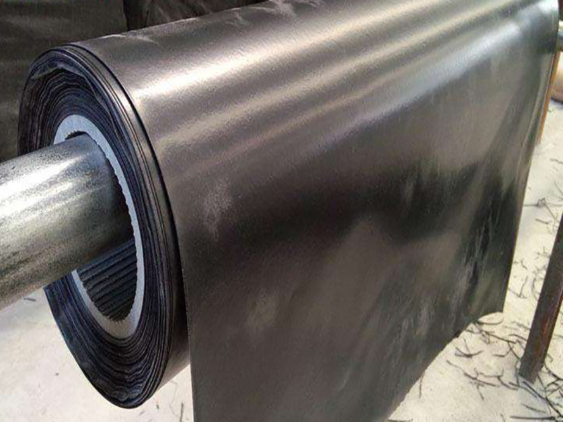 一般情况下河道堤坡修建复合膜铺在哪一步最好？