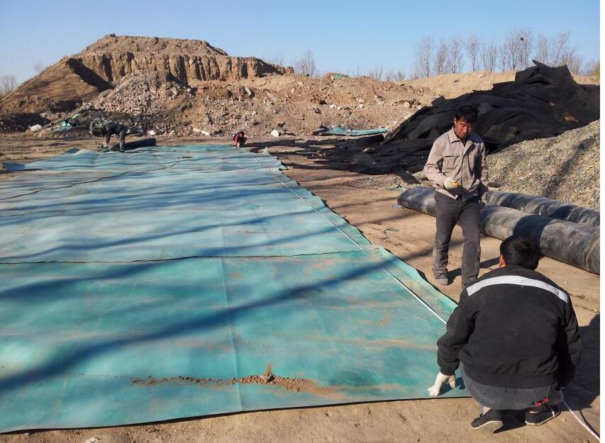 原生树脂黑绿双色蜜桃永久免费膜覆盖铺设工艺介绍