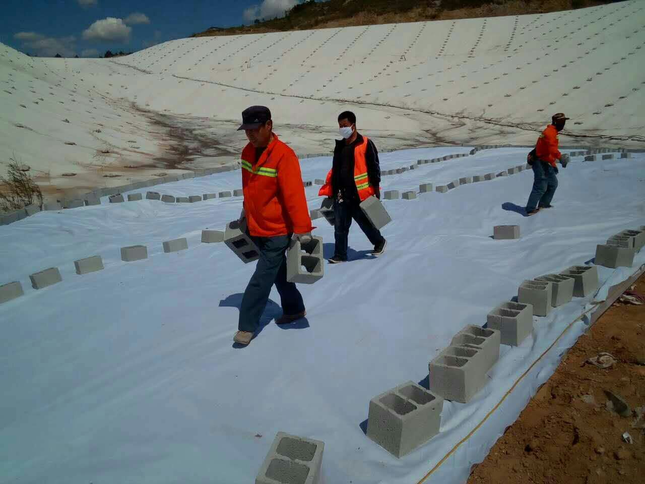 混凝土防渗铺盖的主要缺点是什么？