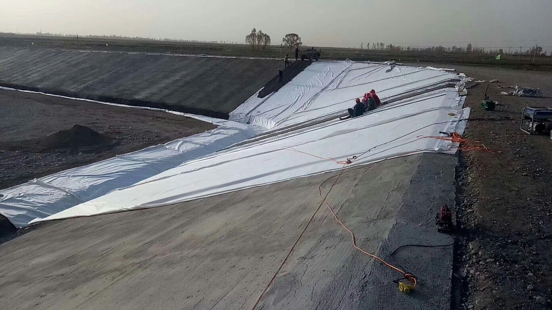 垃圾填埋场中衬垫系统由多种蜜桃永久免费膜界面组成