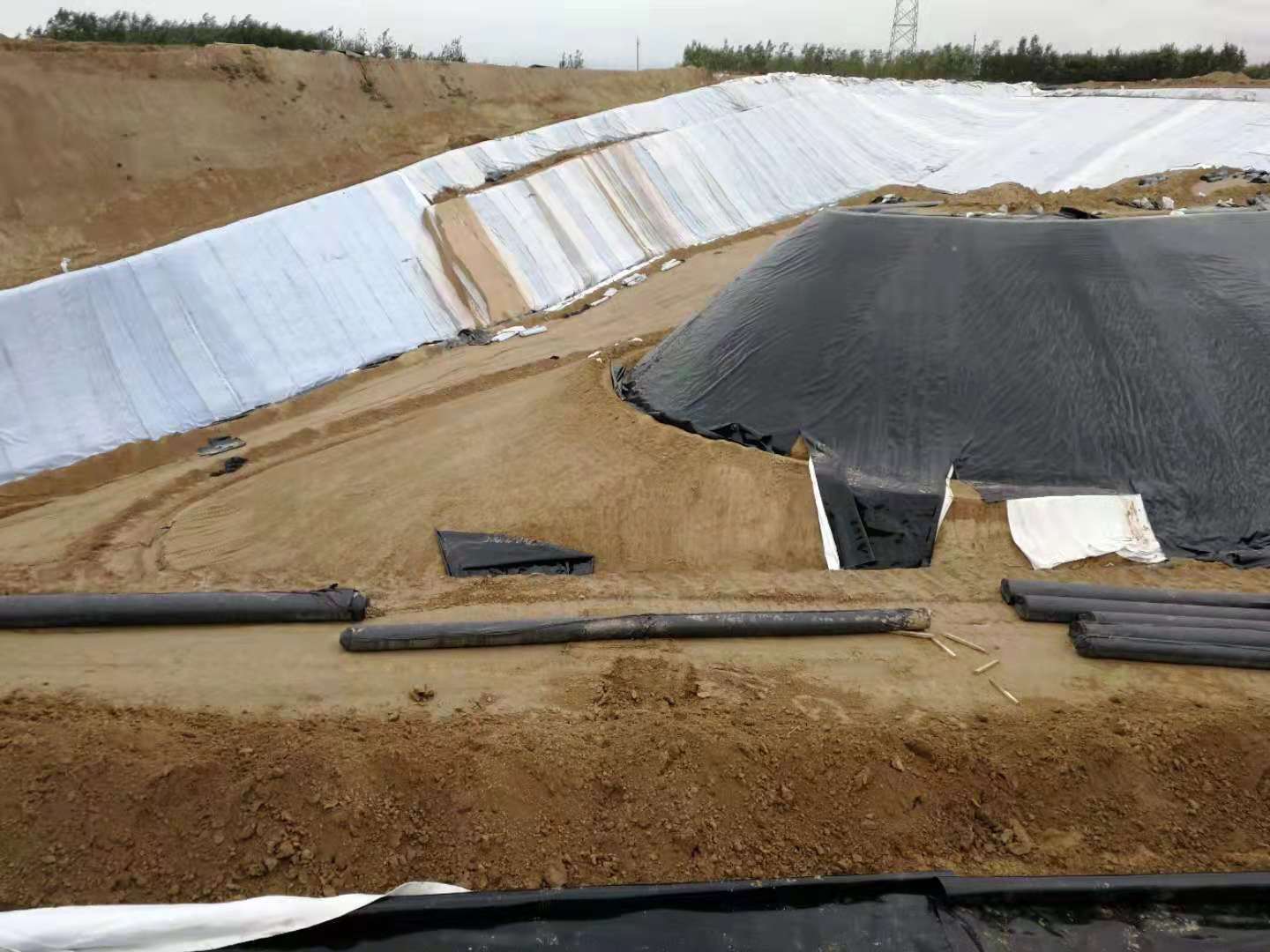 大胆尝试新材料选定蜜桃永久免费膜为库底防渗材料