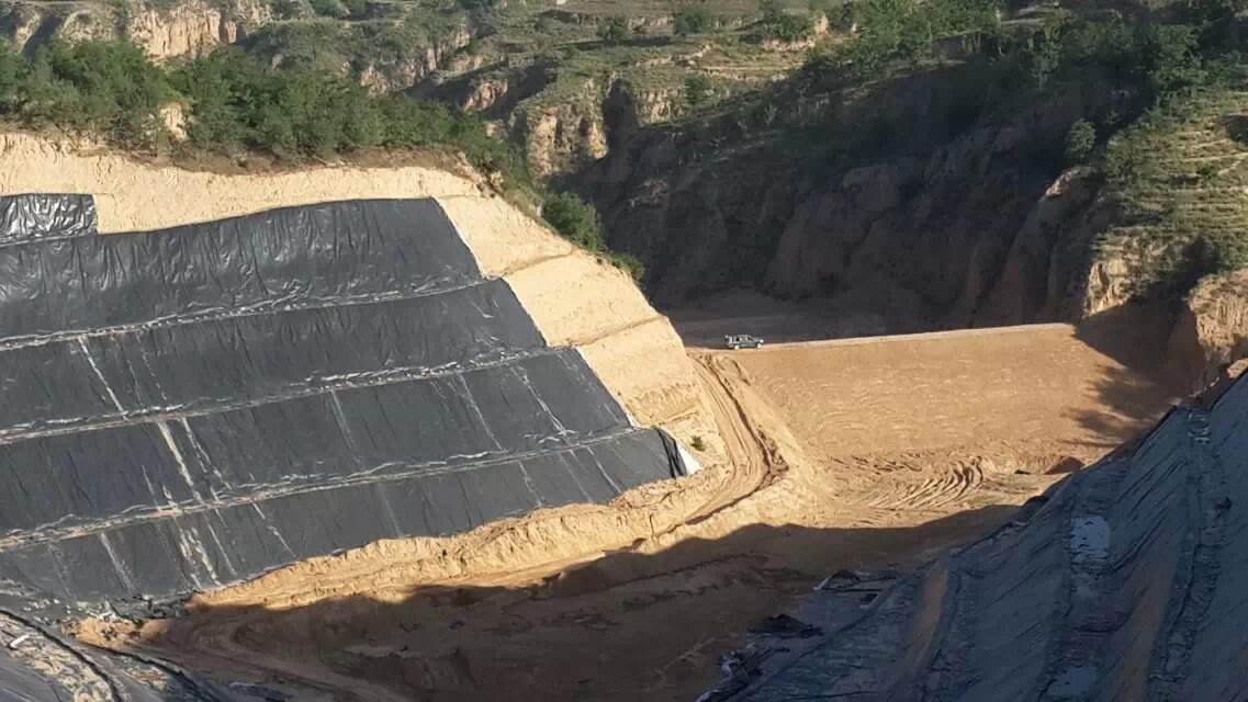 高密度聚乙烯蜜桃永久免费膜主要用于填埋场、景观湖泊和池塘