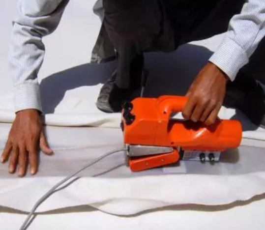 水库枢纽工程由土石坝、溢洪道、输水洞组成