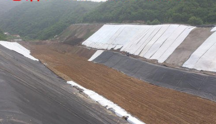 复合蜜桃永久免费膜顺坡铺设时预留20cm宽拼缝