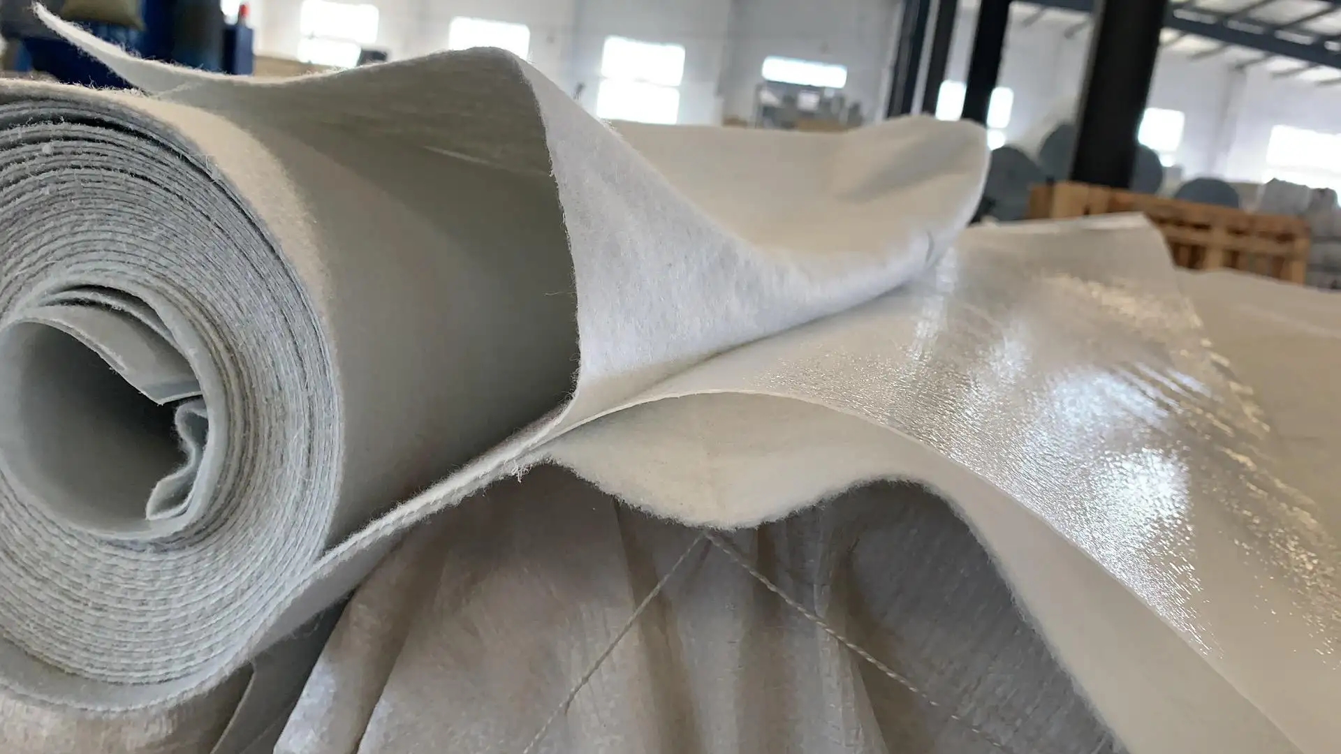 防渗土料和复合蜜桃永久免费膜2种防渗材料进行比选